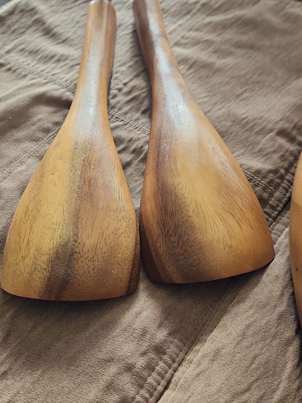 Wooden Salad Bowl with Serving Spoons - Natural Brown - Picture 4 of 7